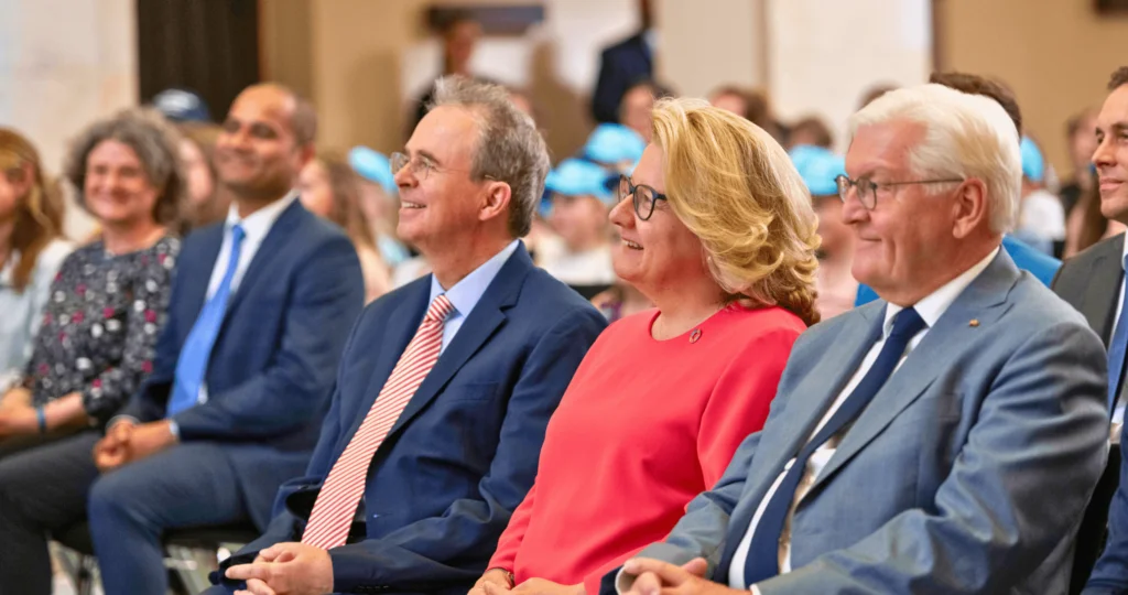 Bundespräsident und Schirmherr Frank-Walter Steinmeier (rechts), Entwicklungsministerin Svenja Schulze (Mitte) und Dr. Jens Kreuter, Geschäftsführer von Engagement Global, zeigten sich von den Beiträgen der Schüler*innen und Lehrkräfte beeindruckt. alle für EINE WELT für alle Bundespräsident