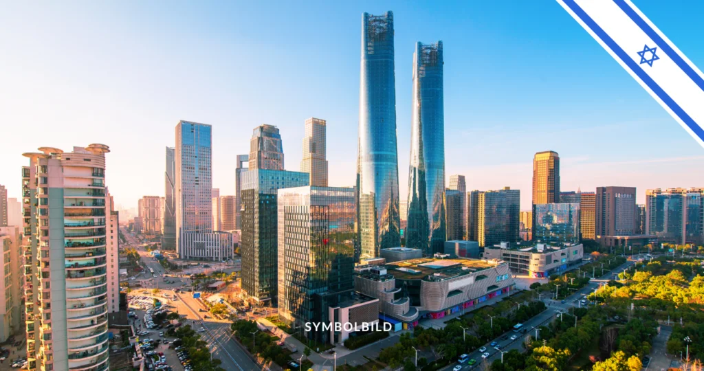 Das Bild zeigt die israelische Stadt Tel Aviv bei Tageslicht mit klarem Himmel. Es gibt zahlreiche Hochhäuser, einige mit reflektierenden Glasfassaden. Symbolbild