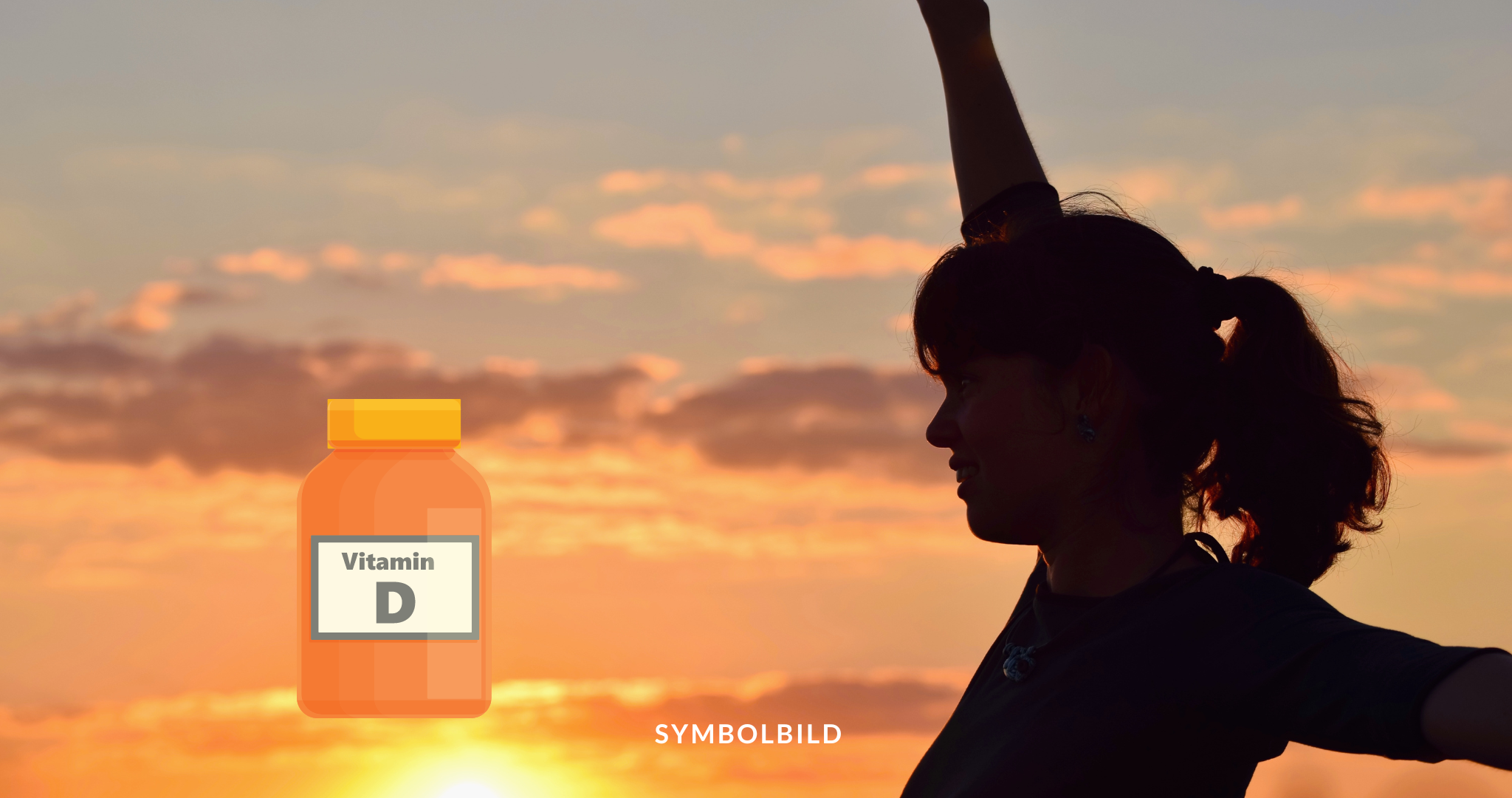 Das Bild zeigt eine Silhouette einer Person mit erhobenen Armen vor einem Sonnenuntergangshimmel. Im Vordergrund befindet sich eine überlagerte Grafik einer orangefarbenen Vitamin-D-Flasche, was darauf hindeutet, dass das Bild das Konzept der Vitamin-D-Gewinnung durch Sonnenlicht veranschaulichen könnte. Vitamin D Symbolbild