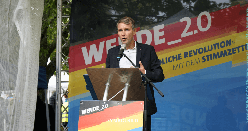 Das Bild zeigt Björn Höcke, der an einem Rednerpult mit Mikrofon eine Rede hält. Hinter dem Redner befindet sich ein Banner mit der Aufschrift „WENDE 2.0” in großen Buchstaben und darunter „FRIEDLICHE REVOLUTION & MIT DEM STIMMZETTEL!”. SYMBOLBILD AfD Thüringen Wahlparty