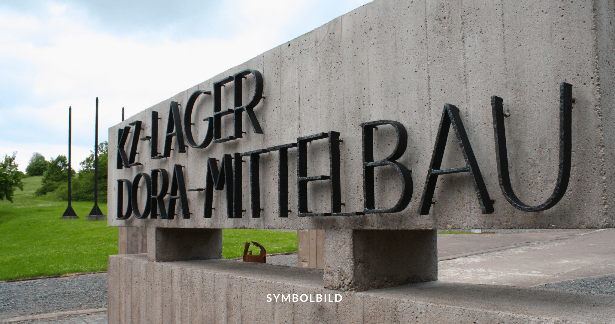 Das Bild zeigt eine Betonstruktur am Eingang des KZ LAGER DORA-MITTELBAU mit der entsprechenden Inschrift in erhabenen Buchstaben. Bedrohung Buchenwald Mittelbau-Dora Symbolbild