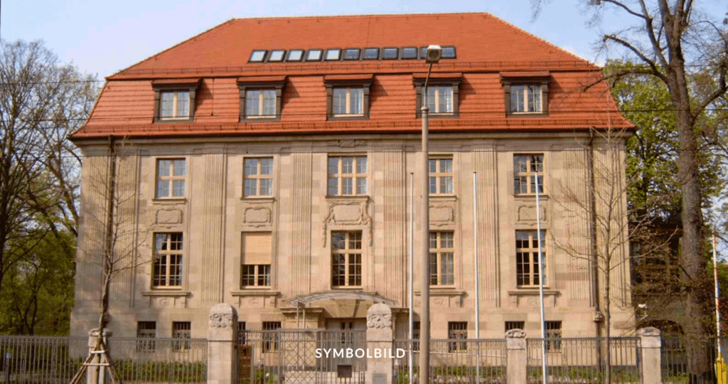 Das Foto zeigt die Villa Sack, Sitz des 5. Strafsenates. Das Bild zeigt ein großes, klassisches Gebäude mit einer symmetrischen Fassade. Es hat zwei Stockwerke, zahlreiche Fenster in einem regelmäßigen Muster und einen zentralen Eingang. Das Dach ist geneigt und hat Dachgauben. SYMBOLBILD Bundesgerichtshof Irmgard F