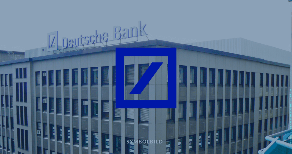 Das Bild zeigt ein recht schmuckloses Gebäude mit dem Logo der Deutschen Bank. Deutsche Bank Postbank Symbolbild