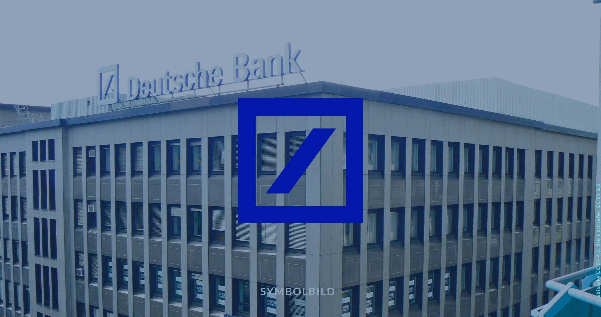 Das Bild zeigt ein recht schmuckloses Gebäude mit dem Logo der Deutschen Bank. Deutsche Bank Postbank Symbolbild