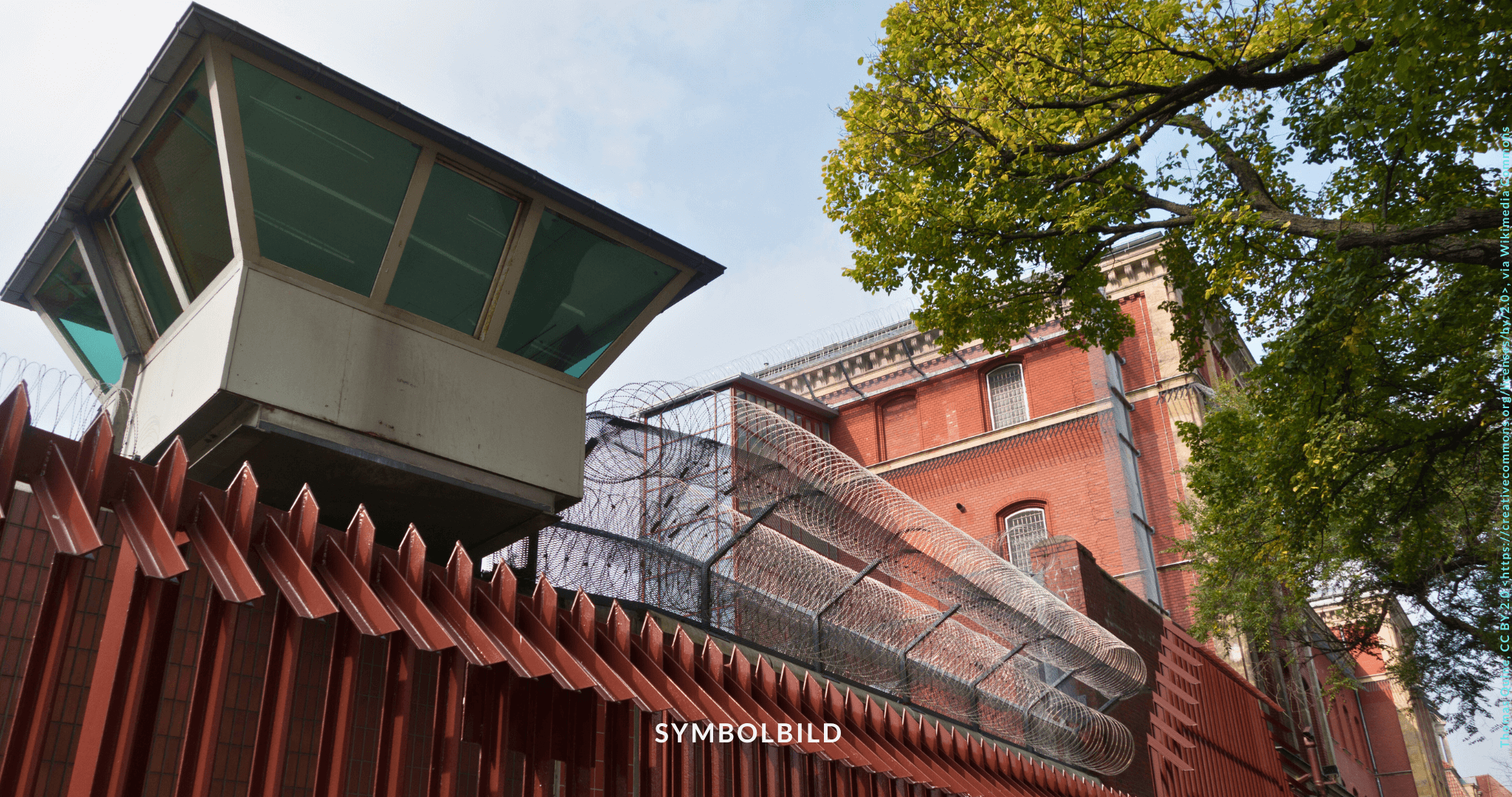 Das Bild zeigt einen Wachturm, der über einen hohen Zaun mit Stacheldraht hinausragt. Es zeigt die JVA Moabit. Symbolbild Drogenring Berliner Gefängnis Moabit