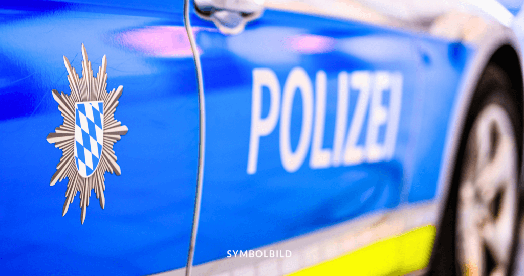 Das Bild zeigt ein bayrisches Polizeiauto, deutlich zuerkennen durch das blau-weiße bayrische Wappen. Symbolbild München Anschlag