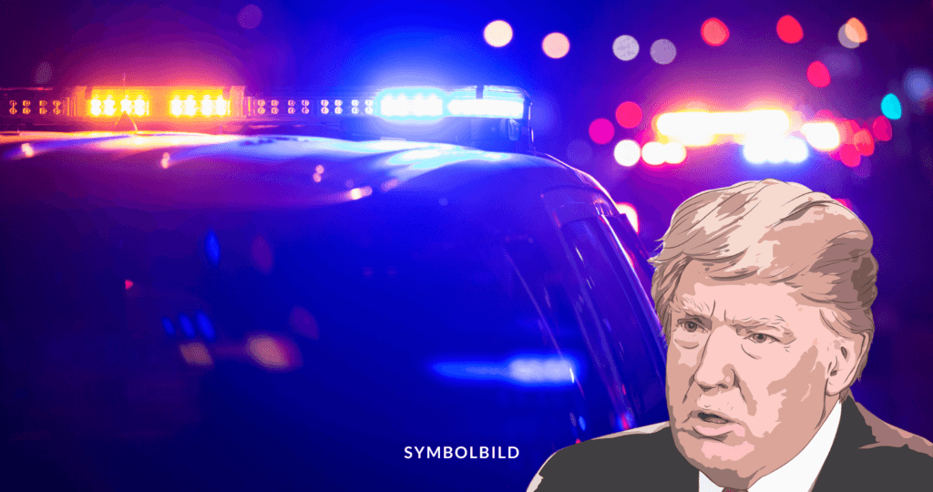 Das Bild zeigt eine gezeichnete Nahaufnahme von Donald Trump im Vordergrund. Im Hintergrund sieht man das Dach eines Polizeiautos mit eingeschalteten blauen und roten Notfalllichtern. Symbolbild zum Attentatsversuch