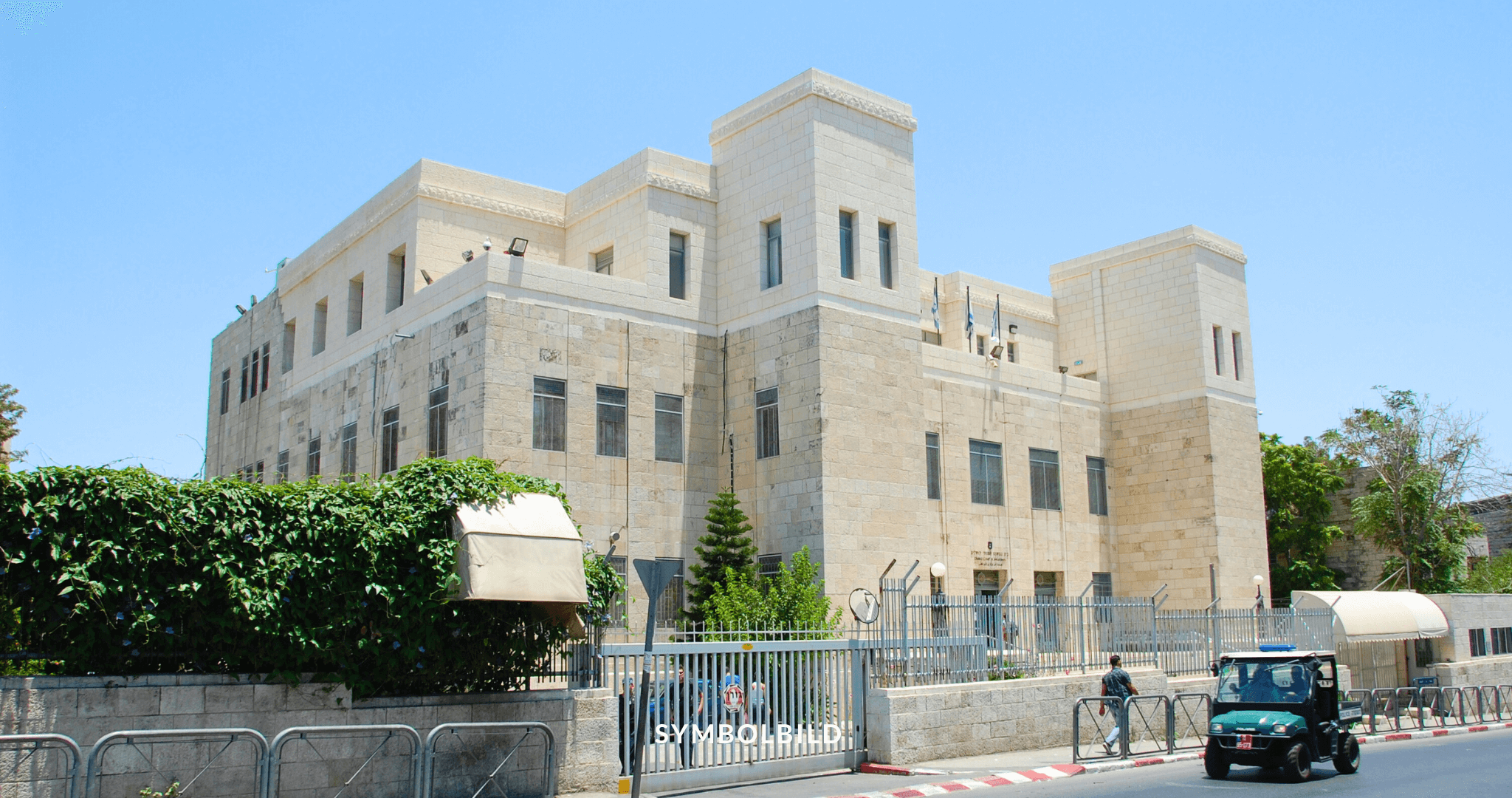 Das Bild zeigt das Bezirksgericht in Jerusalem. Es handelt sich um ein großes, modernes Gebäude aus hellen Steinblöcken. Vor dem Gebäude befindet sich ein Metallzaun mit einem geschlossenen Eisentor. Das Bezirksgericht in Jerusalem, welches kürzlich die Beschlagnahme von 160 Millionen Schekel von der Palästinensischen Autonomiebehörde angeordnet hat. Symbolbild