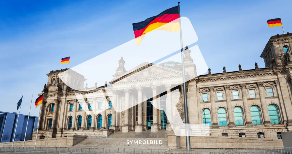 Das Bild zeigt das Reichstagsgebäude, das als Sitz des Deutschen Bundestages dient. Über dem Reichstag ist eine Überwachungskamera grafisch überlagert, sodass es den Anschein erweckt, als würde die Kamera aus dem Gebäude heraus überwachen. SYMBOLBILD Widerstand gegen das Sicherheitspaket der Ampel wegen Überwachungsmaßnahmen und Asylrechtsverschärfungen