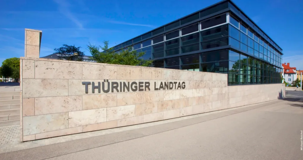 Das Bild zeigt den Landtag von Thüringen. Symbolbild Politisches Tauziehen im Thüringer Landtag - Erste Sitzung mit Konflikten und Unterbrechungen