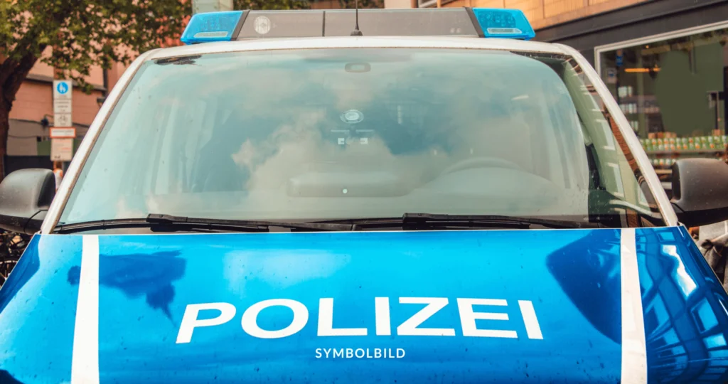 Das Bild zeigt die Vorderseite eines Polizeifahrzeugs mit dem Wort „POLIZEI“ deutlich sichtbar auf der Motorhaube. Symbolbild für Polizeieinsatz bei einer pro-palästinensischen Demo.