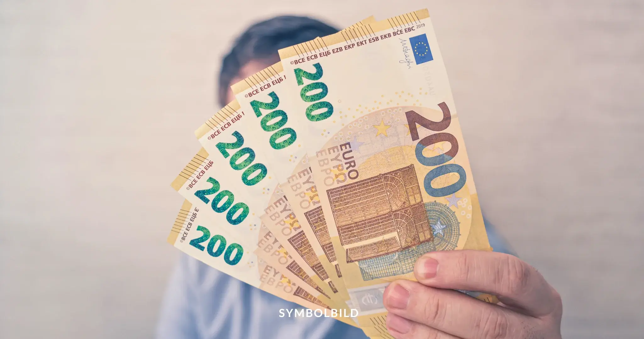 Das Bild zeigt eine Hand, die fünf 200-Euro-Banknoten hält. SYMBOLBILD Ampelkoalition plant Änderungen beim Bürgergeld mit Prämien und härteren Sanktionen