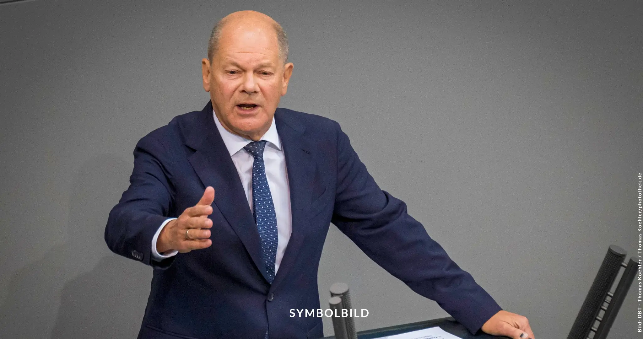 Das Bild zeigt den Bundeskanzler Olaf Scholz im Bundestag, wie er in einem Anzug am Rednerpult steht. Er hat eine Hand ausgestreckt, als ob sie eine Rede hält oder eine Geste macht. SYMBOLBILD Bundesregierung kündigt neue Waffenlieferungen an Israel an