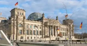 Scholz spricht ueber das Sicherheitspaket im Bundestag waehrend SPD und Gruene Widerstand leisten