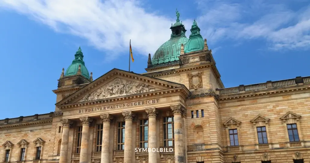 Das Bild zeigt das Bundesverwaltungsgericht in Deutschland. Das imposante Gebäude beeindruckt durch seine klassische Architektur, gekennzeichnet durch große Säulen und detaillierte Verzierungen. Auf dem Giebel thront eine aufwendige Skulptur. SYMBOLBILD Wandlitz Grundstück Rückgabe an Jewish Claims Conference nach NS-Unrecht