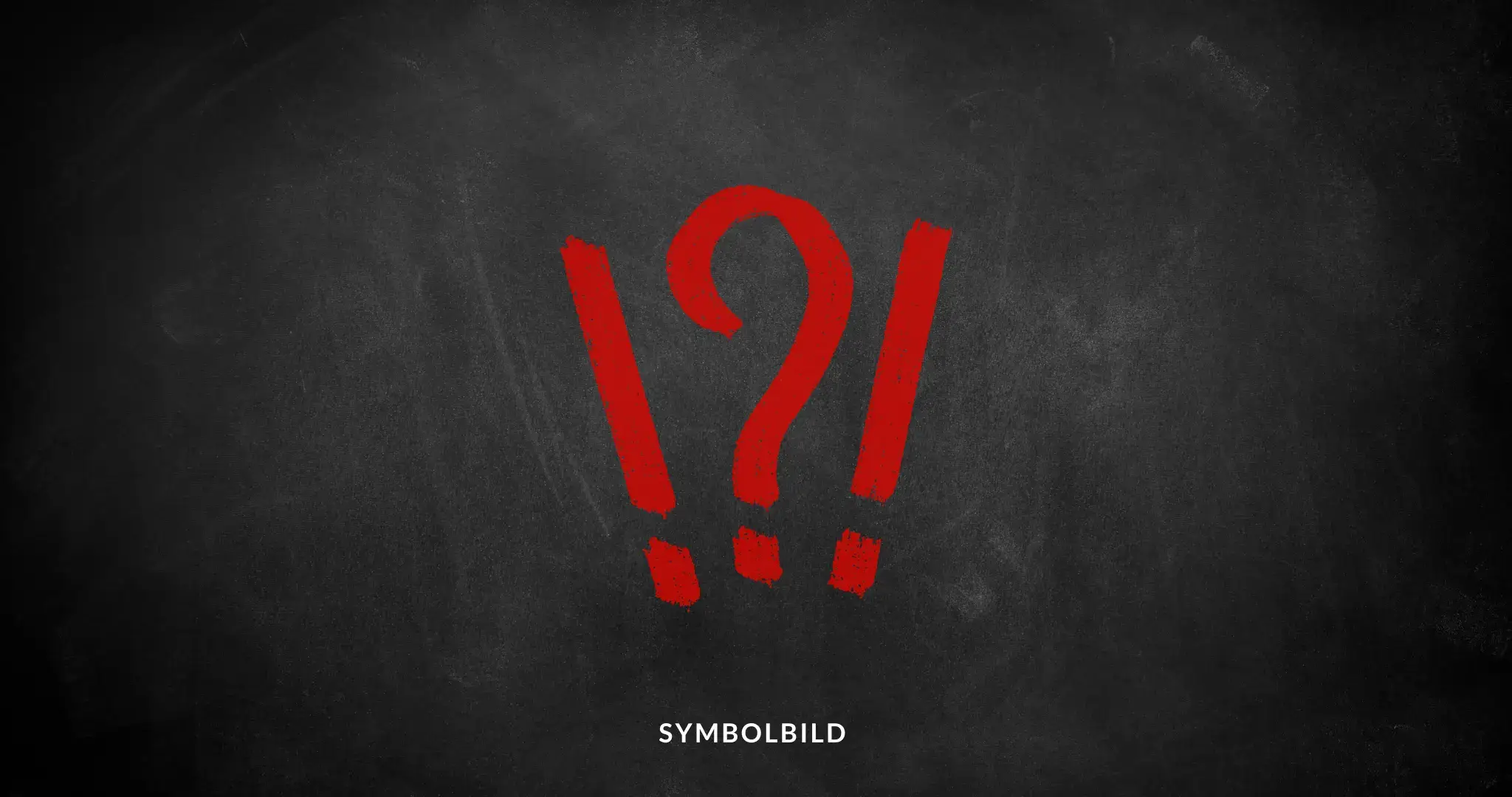Rotes Frage- und Ausrufezeichen auf dunklem, kreideartigem Hintergrund. Das Motiv symbolisiert Unsicherheit und Infragestellung. Darunter der Hinweis „Symbolbild“ antisemitismus-zur-kulisse